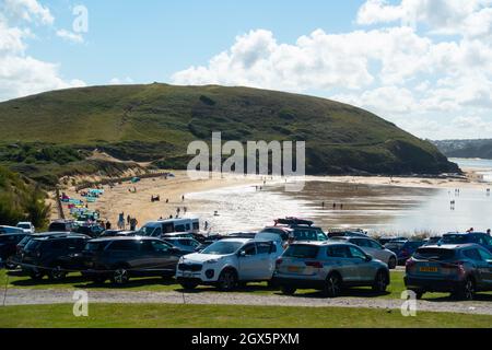 Spiaggia e parcheggio di Daymer Bay, North Cornwall, vicino a Rock Foto Stock