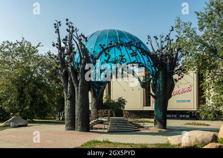 Una composizione scultorea chiamata sfera d'Amore. La foto è stata scattata a Chelyabinsk, Russia. Foto Stock