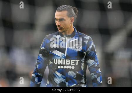 Il portiere della contea di Derby, Kelle Roos, si scalda davanti alla partita del campionato Sky Bet al Pride Park di Derby. Data foto: Sabato 2 ottobre 2021. Foto Stock