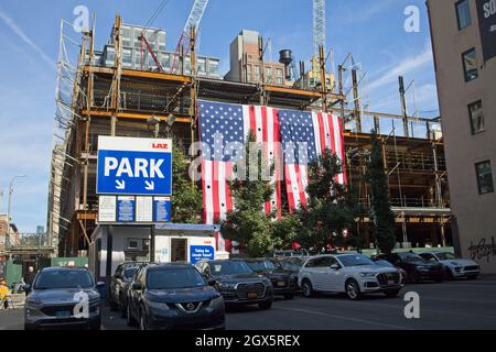 New York, NY, USA - 4 ottobre 2021: Bandiere giganti americane appendono dalla costruzione sul nuovo quartier generale Disney a Hudson Square Foto Stock