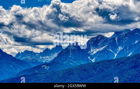 La punta del Daumkofel di 2259 metri e del Monte delle Rondini di 2481 metri con il gruppo Cristallino di Misurina sullo sfondo. Immagine HDR Foto Stock