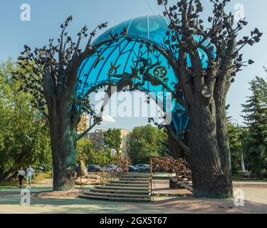 Una composizione scultorea chiamata sfera d'Amore. La foto è stata scattata a Chelyabinsk, Russia. Foto Stock