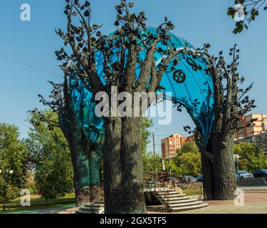 Una composizione scultorea chiamata sfera d'Amore. La foto è stata scattata a Chelyabinsk, Russia. Foto Stock