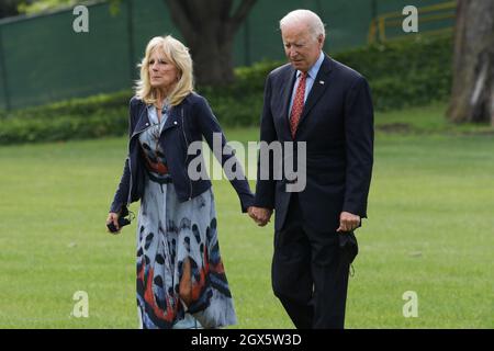 4 ottobre 2021, Washington, Dastric of Columbia, USA: IL Presidente DEGLI STATI UNITI JOE BIDEN e First Lady JILL BIDEN camminano attraverso South Lawn fino alla Casa Bianca oggi il 04 ottobre 2021 a Washington DC, USA. (Credit Image: © Lenin Nolly/ZUMA Press Wire) Foto Stock