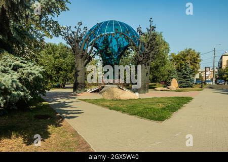 Una composizione scultorea chiamata sfera d'Amore. La foto è stata scattata a Chelyabinsk, Russia. Foto Stock