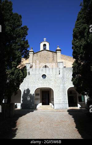 L'esterno della Ermita de Betlem nelle colline a nord-ovest della città di Arta. Si avvicina da un viale di cipressi. Foto Stock