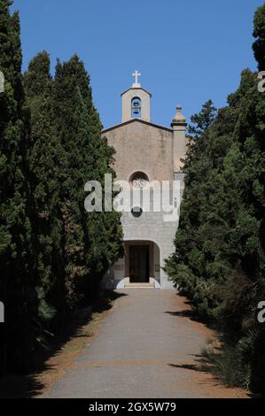 L'esterno della Ermita de Betlem nelle colline a nord-ovest della città di Arta. Si avvicina da un viale di cipressi. Foto Stock