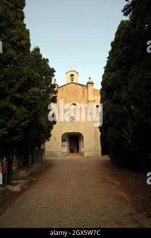 L'esterno della Ermita de Betlem nelle colline a nord-ovest della città di Arta. Si avvicina da un viale di cipressi. Foto Stock