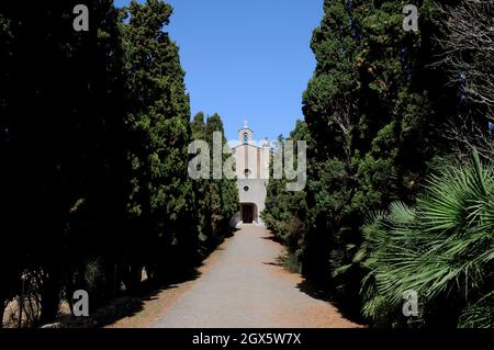 L'esterno della Ermita de Betlem nelle colline a nord-ovest della città di Arta. Si avvicina da un viale di cipressi. Foto Stock