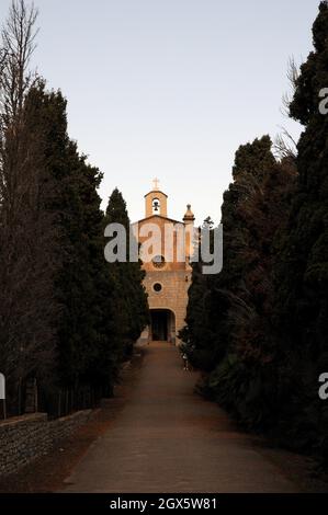 L'esterno della Ermita de Betlem nelle colline a nord-ovest della città di Arta. Si avvicina da un viale di cipressi. Foto Stock