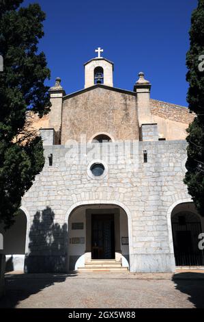 L'esterno della Ermita de Betlem nelle colline a nord-ovest della città di Arta. Si avvicina da un viale di cipressi. Foto Stock