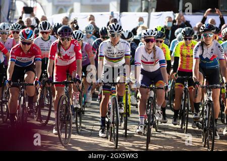 Bicester, UK - Ottobre 2021: I concorrenti si allineano all'inizio del Womens Tour una gara ciclistica nel Regno Unito Foto Stock