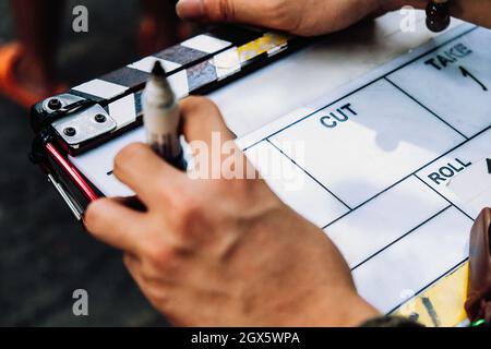dettaglio del film ardesia primo piano. Dietro lo sfondo della scena.,film industria attrezzature Foto Stock