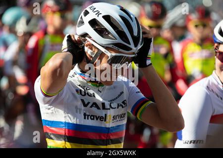 Bicester, UK - Ottobre 2021: I concorrenti si allineano all'inizio del Womens Tour una gara ciclistica nel Regno Unito Foto Stock