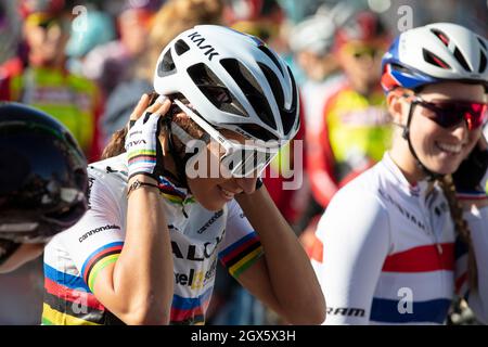 Bicester, UK - Ottobre 2021: I concorrenti si allineano all'inizio del Womens Tour una gara ciclistica nel Regno Unito Foto Stock