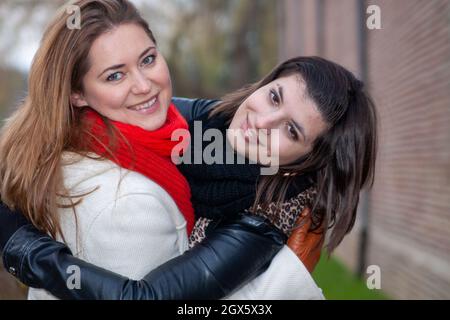 VAALS, POLONIA - 04 novembre 2010: Una donna che indossa una sciarpa rossa e un amico con una giacca in pelle in un parco. Foto Stock