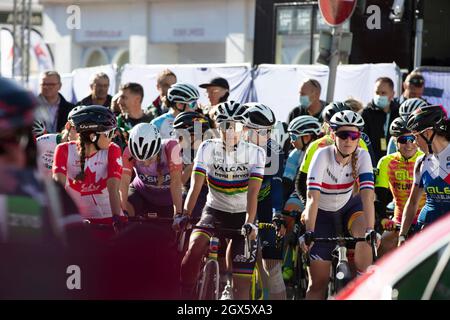 Bicester, UK - Ottobre 2021: I concorrenti si allineano all'inizio del Womens Tour una gara ciclistica nel Regno Unito Foto Stock