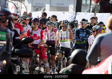 Bicester, UK - Ottobre 2021: I concorrenti si allineano all'inizio del Womens Tour una gara ciclistica nel Regno Unito Foto Stock