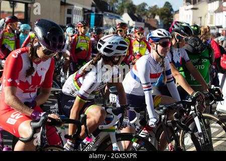 Bicester, UK - Ottobre 2021: I concorrenti si allineano all'inizio del Womens Tour una gara ciclistica nel Regno Unito Foto Stock