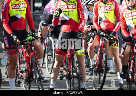 Bicester, UK - Ottobre 2021: I concorrenti si allineano all'inizio del Womens Tour una gara ciclistica nel Regno Unito Foto Stock