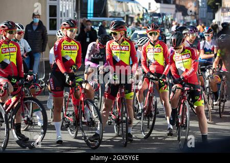 Bicester, UK - Ottobre 2021: I concorrenti si allineano all'inizio del Womens Tour una gara ciclistica nel Regno Unito Foto Stock