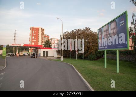 Cartellone elettorale per la coalizione SPOLU posto sulla strada di Praga. Sul tabellone (da sinistra a destra) il leader della coalizione Marketa Pekarova Adamova del partito TOP09, Petr Fiala del partito ODS e Marian Jurecka del partito KDU-CSL. Le elezioni del Parlamento nella Repubblica ceca si terranno il 7 e 8 ottobre 2021. Foto Stock