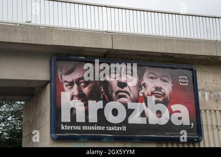 Cartellone elettorale per la coalizione SPOLU posto sulla strada di Praga. Sul cartellone (da sinistra a destra) Vojtech Filip del partito KSCM, Andrej Babis del partito ANO e Tomio Okamura del partito SPD. Le elezioni del Parlamento nella Repubblica ceca si terranno il 7 e 8 ottobre 2021. Foto Stock