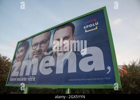 Cartellone elettorale per la coalizione SPOLU posto sulla strada di Praga. Sul tabellone (da sinistra a destra) il leader della coalizione Marketa Pekarova Adamova del partito TOP09, Petr Fiala del partito ODS e Marian Jurecka del partito KDU-CSL. Le elezioni del Parlamento nella Repubblica ceca si terranno il 7 e 8 ottobre 2021. Foto Stock