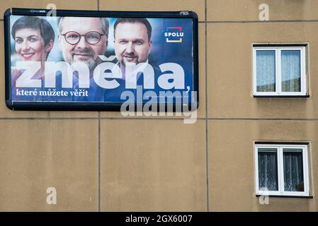 Cartellone elettorale per la coalizione SPOLU posto sulla costruzione della Praga. Sul tabellone (da sinistra a destra) i leader della coalizione Marketa Pekarova Adamova del partito TOP09, Petr Fiala del partito ODS e Marian Jurecka del partito KDU-CSL. Le elezioni del Parlamento nella Repubblica ceca si terranno il 7 e 8 ottobre 2021. Foto Stock