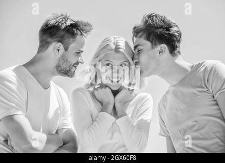 Concetto di zona amico. Felice insieme. Amici allegri. Persone all'aperto. Donna felice e due uomini. L'amicizia dei membri desidera entrare in romantico Foto Stock