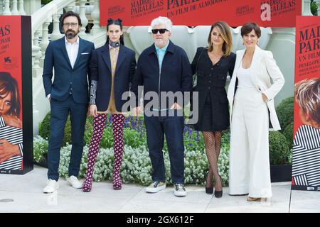 Madrid, Spagna. 4 ottobre 2021. Israele Elejalde, Milena Smit, il regista Pedro Almodovar, Penelope Cruz e Aitana Sanchez Gijon partecipano a una fotocall del film 'Madres Paralelas' a Madrid. (Foto di Atilano Garcia/SOPA Images/Sipa USA) Credit: Sipa USA/Alamy Live News Foto Stock