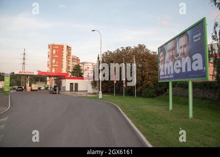 Praga, Repubblica Ceca. 13 settembre 2021. Cartellone elettorale per la coalizione SPOLU posto sulla strada di Praga. Sul tabellone (da sinistra a destra) il leader della coalizione Marketa Pekarova Adamova del partito TOP09, Petr Fiala del partito ODS e Marian Jurecka del partito KDU-CSL. Le elezioni del Parlamento nella Repubblica ceca si terranno il 7 e 8 ottobre 2021. (Credit Image: © Tomas Tkacik/SOPA Images via ZUMA Press Wire) Foto Stock