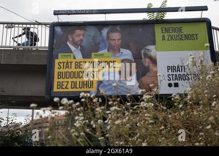 Praga, Repubblica Ceca. 18 settembre 2021. Cartellone elettorale per la coalizione Pirati a Starostove con i ritratti dei leader della coalizione Vit Rakusan del partito STAN e Ivan Bartos (R) del partito Pirato. Le elezioni del Parlamento nella Repubblica ceca si terranno il 7 e 8 ottobre 2021. (Credit Image: © Tomas Tkacik/SOPA Images via ZUMA Press Wire) Foto Stock