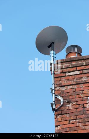 SpaceX Starlink piatto satellite montato sul camino stack di una casa rurale Foto Stock