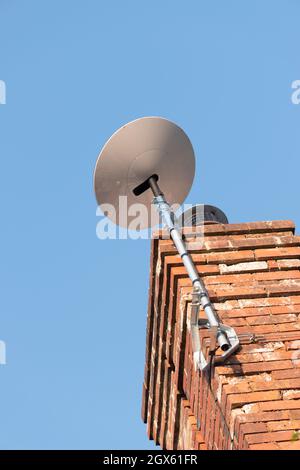 SpaceX Starlink piatto satellite montato sul camino stack di una casa rurale Foto Stock