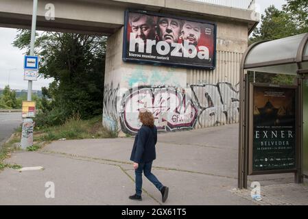 Praga, Repubblica Ceca. 18 settembre 2021. Un uomo passa davanti a un cartellone elettorale per la coalizione SPOLU posto sulla strada di Praga. Sul cartellone (da sinistra a destra) Vojtech Filip del partito KSCM, Andrej Babis del partito ANO e Tomio Okamura del partito SPD. Le elezioni del Parlamento nella Repubblica ceca si terranno il 7 e 8 ottobre 2021. (Foto di Tomas Tkacik/SOPA Images/Sipa USA) Credit: Sipa USA/Alamy Live News Foto Stock