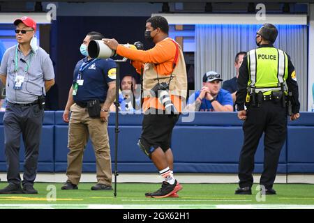 Full Image 360 il fotografo Jevone Moore lavora durante una partita di football della NFL tra i Los Angeles Rams e gli Arizona Cardinals, domenica 3 ottobre 202 Foto Stock