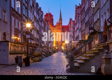 Via notturna vuota Mariacka, St Mary, strada nel centro storico di Danzica, Polonia Foto Stock