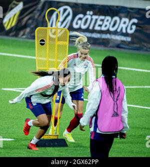 Selma Bacha och Ada Hegerberg di Lione partecipa a una sessione di formazione alla Bravida Arena di Gothenburg, Svezia, il 04 ottobre 2021, alla vigilia della UEFA WOME Foto Stock