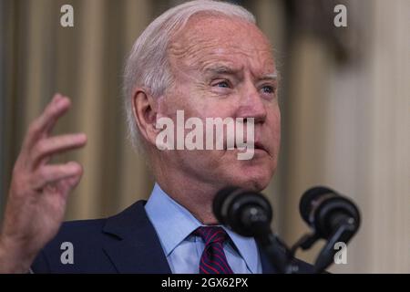 Washington, Stati Uniti. 4 ottobre 2021. Il Presidente DEGLI STATI UNITI Joe Biden consegna osservazioni nella sala da pranzo dello stato alla Casa Bianca a Washington, DC lunedì 4 ottobre 2021. Il presidente Joe Biden ha parlato del tetto del debito e del pacchetto infrastrutturale in discussione su Capitol Hill. Photo by Tasos Katopodis/UP Credit: UPI/Alamy Live News Foto Stock
