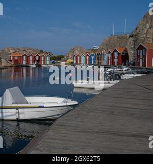 10 settembre 2021 - Smogen, Svezia: Le tradizionali barche della costa occidentale svedese attraggono turisti in questa regione dell'arcipelago Foto Stock