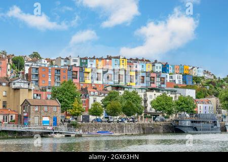 Porto galleggiante con Clifton Village sullo sfondo Foto Stock