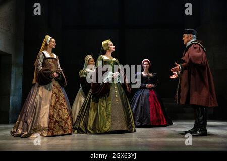 l-r: Jo Herbert (Jane, Lady Rochford), Aurora Dawson-Hunte (Elizabeth Seymour), Rosanna Adams (Anna), Olivia Marcus (Katherine Howard), ben Miles (Thomas Cromwell) NELLO SPECCHIO E LA LUCE al Gielgud Theatre, Londra W1 06/10/2021 adattato dal suo romanzo da Hilary Mantel & ben Miles illuminazione: Stephen Obeck: Jessica Hung Han Yun movimento: Emily Jane Boyle combatte: Rachid Sabitri regista: Jeremy Herrin Foto Stock