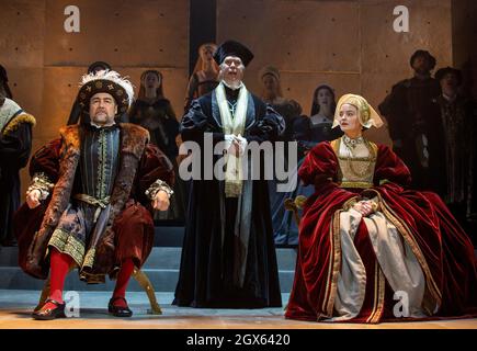 l-r: Nathaniel Parker (re Enrico VIII), Giles Taylor (arcivescovo Thomas Cranmer), Rosanna Adams (Anna) NELLO SPECCHIO E LA LUCE al Gielgud Theatre, Londra W1 06/10/2021 adattato dal suo romanzo di Hilary Mantel & ben Miles musica: Stephen Warbeck design: Christopher Oram illuminazione: Jessica Hung Han Yun movimento: Emily Jane Boyle combatte: Rachid Sabitri regista: Jeremy Herrin Foto Stock