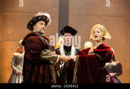 l-r: Nathaniel Parker (re Enrico VIII), Giles Taylor (arcivescovo Thomas Cranmer), Rosanna Adams (Anna) NELLO SPECCHIO E LA LUCE al Gielgud Theatre, Londra W1 06/10/2021 adattato dal suo romanzo di Hilary Mantel & ben Miles musica: Stephen Warbeck design: Christopher Oram illuminazione: Jessica Hung Han Yun movimento: Emily Jane Boyle combatte: Rachid Sabitri regista: Jeremy Herrin Foto Stock