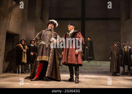 l-r: Nathaniel Parker (King Henry VIII), ben Miles (Thomas Cromwell) NELLO SPECCHIO E LA LUCE al Gielgud Theatre, Londra W1 06/10/2021 adattato dal suo romanzo di Hilary Mantel & ben Miles musica: Stephen Warbeck design: Christopher Oram illuminazione: Jessica Hung Han Yun movimento: Emily Jane Boyle Fight: Rachid Sabitri regista: Jeremy Herrin Foto Stock