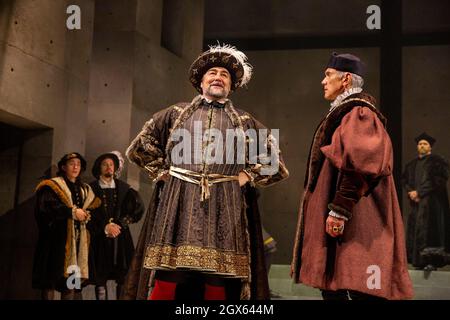 l-r: Nathaniel Parker (King Henry VIII), ben Miles (Thomas Cromwell) NELLO SPECCHIO E LA LUCE al Gielgud Theatre, Londra W1 06/10/2021 adattato dal suo romanzo di Hilary Mantel & ben Miles musica: Stephen Warbeck design: Christopher Oram illuminazione: Jessica Hung Han Yun movimento: Emily Jane Boyle Fight: Rachid Sabitri regista: Jeremy Herrin Foto Stock