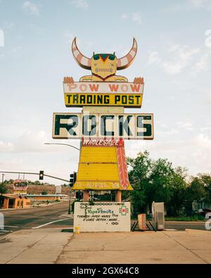 Insegna Pow Wow Trading Post, sulla Route 66 a Holbrook, Arizona Foto Stock