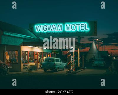 Il cartello al neon vintage Wigwam Hotel di notte, sulla Route 66 a Holbrook, Arizona Foto Stock