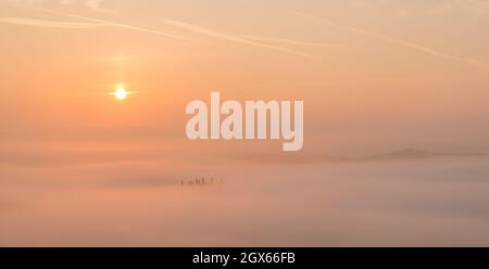 Nebbia nella valle sulla Val d'Orcia all'alba del mattino presto, San Quirico d'Orcia, nei pressi di Pienza, Toscana, Italia a settembre Foto Stock